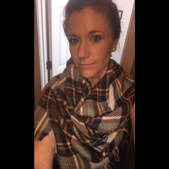 Women’s Plaid Triangle Blanket Scarf - Picture 2 of 4